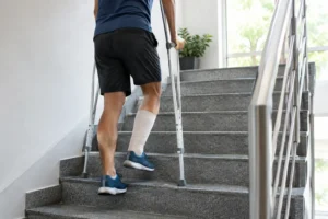Cómo subir escaleras con muletas con seguridad